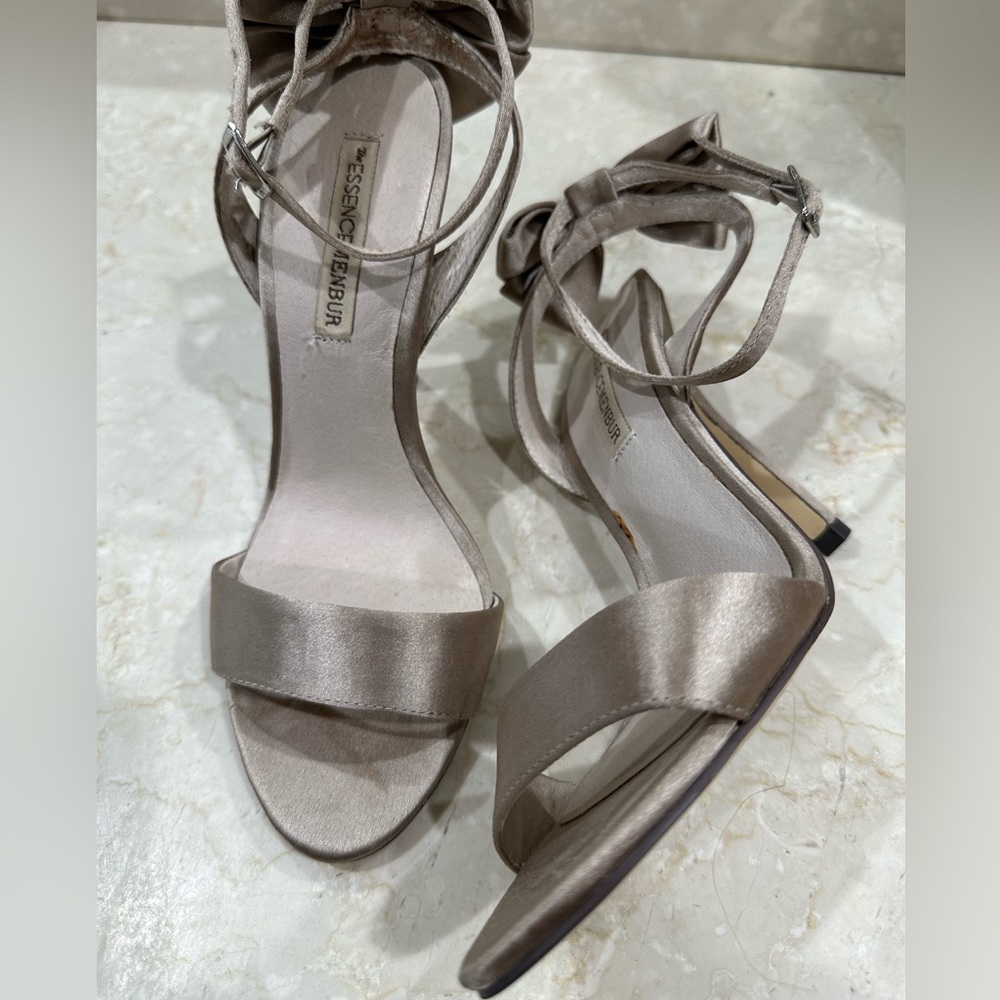 Essence Menbur Champagne Bow Sandals Size 6